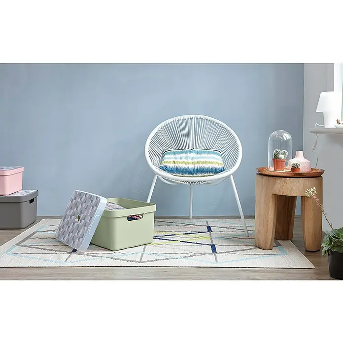 Sunware Aufbewahrungsbox Sigma Home - L x B x H: 35 x 24,6 x 18,3 cm, Kunststoff, Hellgrün - Aufnahme eines hellgrünen Aufbewahrungsbehälters mit einem gemusterten Deckel, der auf einem farbenfrohen Teppich vor einem blauen Hintergrund steht.