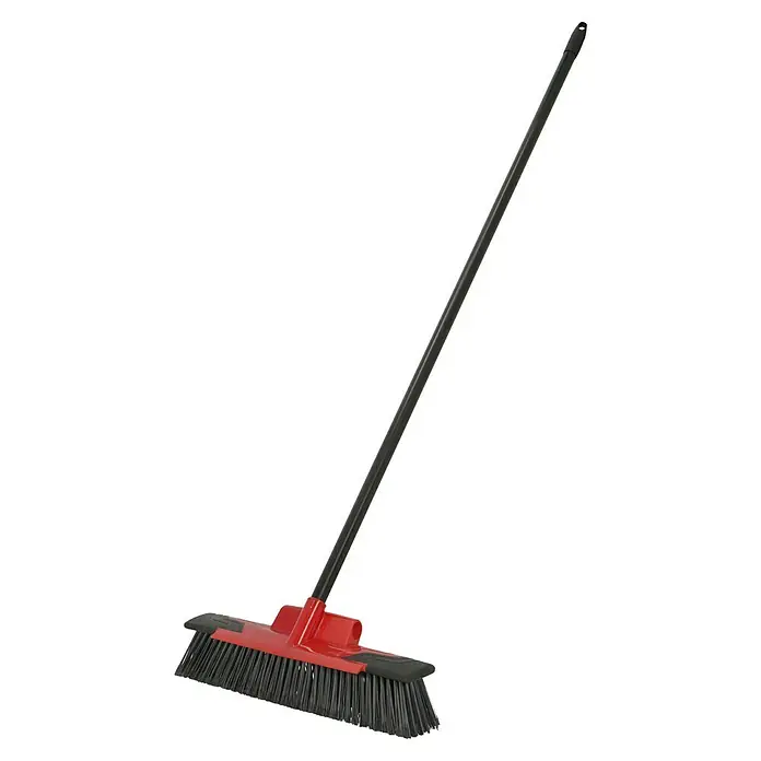 BAUHAUS Straßenbesen - Breite Besen: 46 cm, Material Borsten: Polypropylen, Mit Stiel - Aufnahme einer Kehrbürste mit rotem Kopf und schwarzen Borsten, ideal für die Reinigung von verschiedenen Oberflächen.