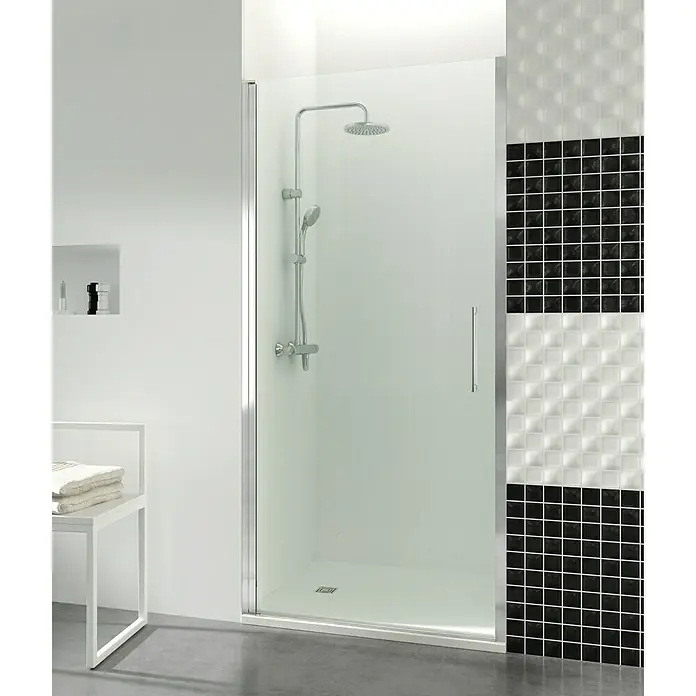 GME Mampara de ducha frontal Open Combi B - 50 x 195 cm, Vidrio transparente, Plata brillo - Imagen de una cabina de ducha moderna con ducha de techo y de mano y azulejos blancos y negros en el baño.