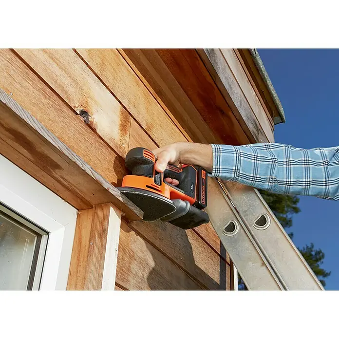 Black+Decker 18V PowerConnect Lijadora delta de batería BDCDS18N-XJ - 18 V, Iones de litio, Sin batería, 24.000 r.p.m. - Se está utilizando una multi lijadora inalámbrica BLACK+DECKER para lijar una pared de madera.