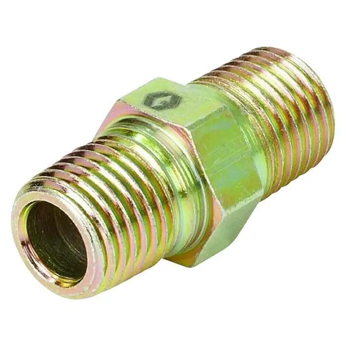 Graco Racor de conexión manguera - ¼″, Específico para: Sistemas de pulverización Graco - Primer plano de un accesorio de tubería de doble niple hexagonal chapado en oro con extremos roscados sobre un fondo negro.