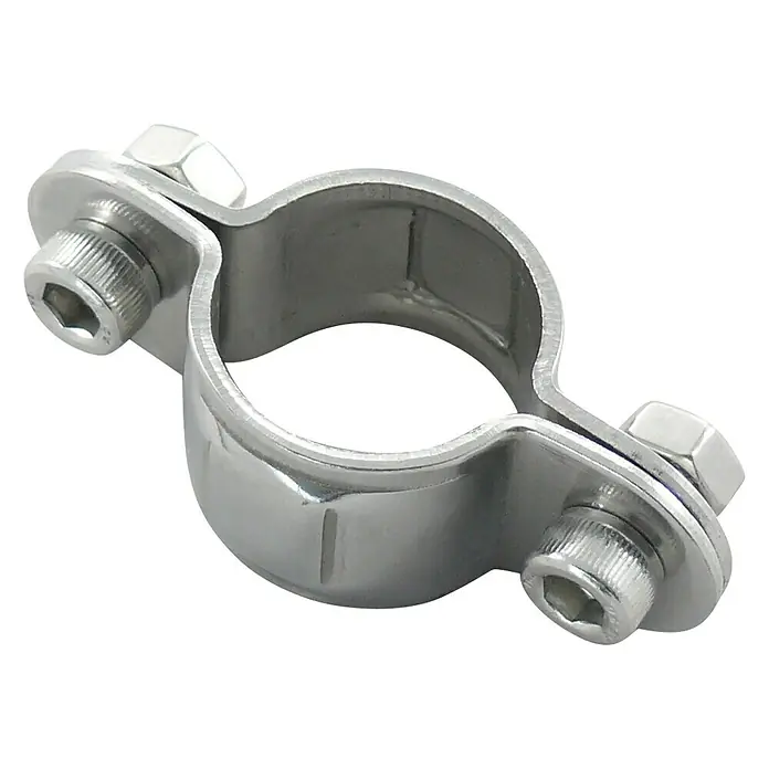 Rohrklemme Single - Durchmesser: 25 mm, Edelstahl, A2 - Nahaufnahme einer glänzenden Rohrschelle aus Edelstahl mit Schrauben und Muttern vor schwarzem Hintergrund.