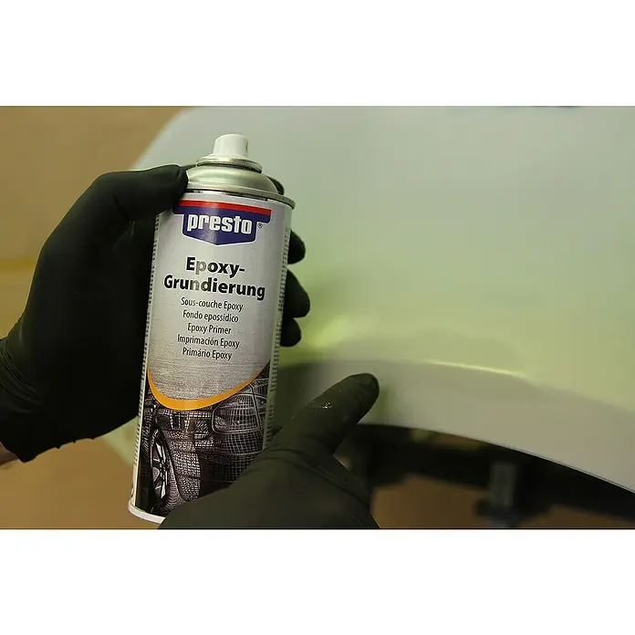 Presto Epoxy Grundierung - 400 ml - Dose mit presto Epoxy-Grundierung, die von einer Hand mit schwarzem Handschuh gehalten wird, für eine hochwertige Lackvorbereitung.
