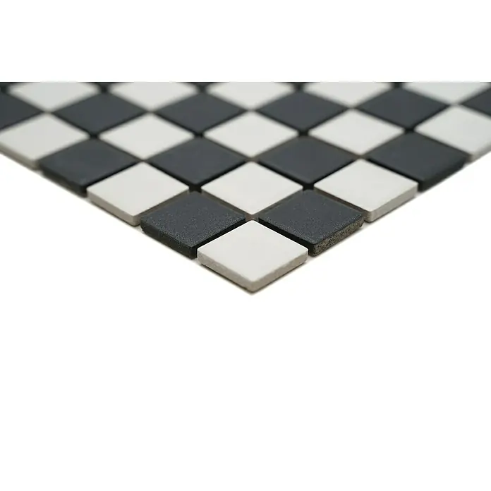 Mosaikfliese Quadrat Mix AT 149 - 32,6 x 30 cm, Schwarz/Weiß, Matt - Nahaufnahme eines Mosaik aus quadratischen Fliesen in Schwarz und Weiß, das ein Schachbrettmuster bildet. Die Oberfläche der Fliesen ist matt und strukturiert.