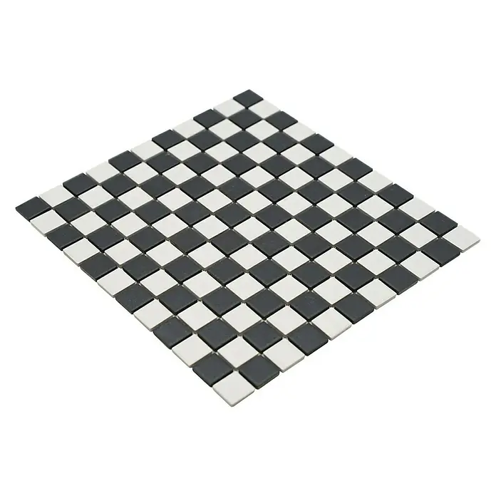 Mosaikfliese Quadrat Mix AT 149 - 32,6 x 30 cm, Schwarz/Weiß, Matt - Nahaufnahme eines Schachbrettmusters aus quadratischen Mosaikfliesen, abwechselnd in Schwarz und Weiß, auf schwarzem Hintergrund.