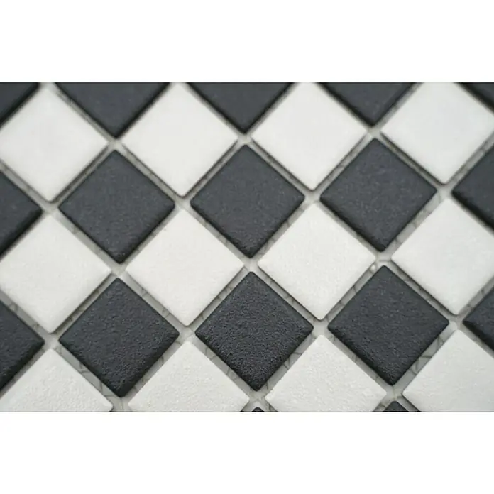 Mosaikfliese Quadrat Mix AT 149 - 32,6 x 30 cm, Schwarz/Weiß, Matt - Nahaufnahme von quadratischen Mosaikfliesen in Schwarz und Weiß, die ein Schachbrettmuster bilden. Ideal für moderne Akzente im Innenbereich.