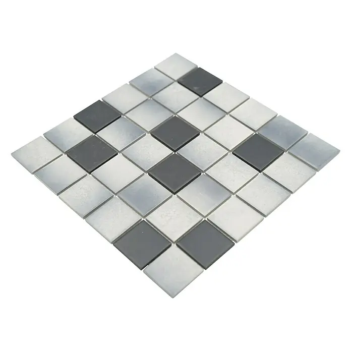 Mosaikfliese Quadrat Mix CD 212 - 30,6 x 30,6 cm, Weiß/Grau, Matt - Nahaufnahme eines Mosaiks aus grauen und weißen quadratischen Glasfliesen auf schwarzem Hintergrund.