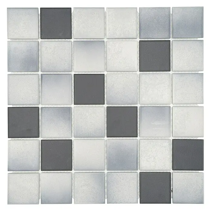 Mosaikfliese Quadrat Mix CD 212 - 30,6 x 30,6 cm, Weiß/Grau, Matt - Nahaufnahme von quadratischen Fliesen in Grau- und Weißtönen, die ein Schachbrettmuster bilden und eine moderne Ästhetik erzeugen.