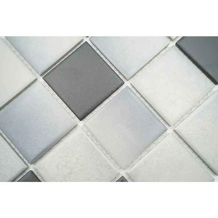 Mosaikfliese Quadrat Mix CD 212 - 30,6 x 30,6 cm, Weiß/Grau, Matt - Nahaufnahme eines Mosaiks mit quadratischen Fliesen in verschiedenen Grautönen, die ein modernes und stilvolles Muster bilden.