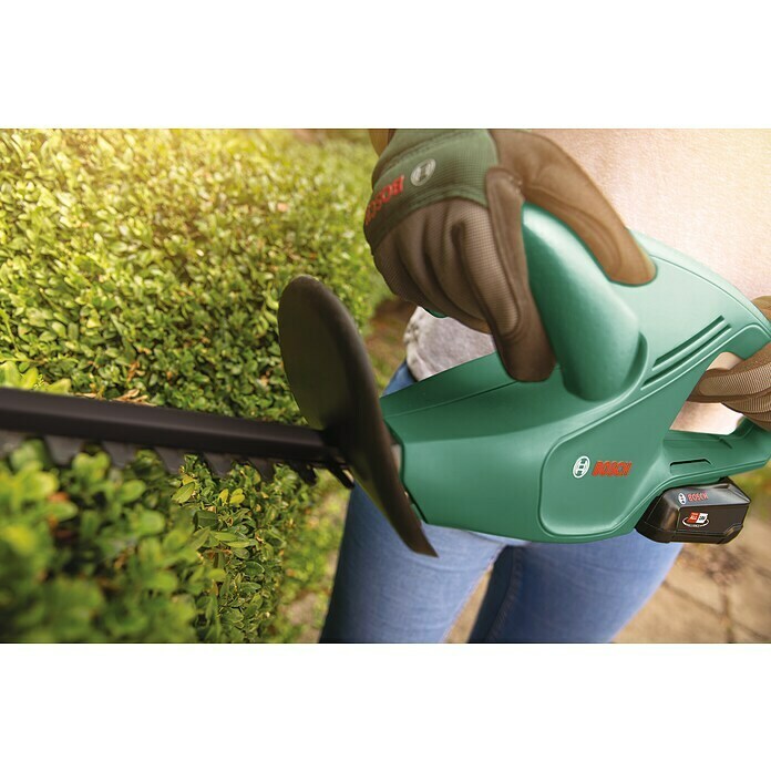 Bosch 18 V Power for All Akku-Heckenschere EasyHedgeCut 18-4518 V, Li-Ionen, Ohne Akku, Schnittlänge: 40 cm Use Shot