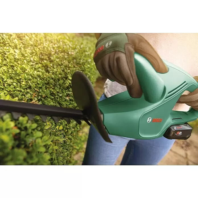Bosch Power for All 18V Akku-Heckenschere EasyHedgeCut 18V-45 - 18 V, Li-Ionen, Ohne Akku, Schnittlänge: 40 cm - Anwendungsbeispiel
