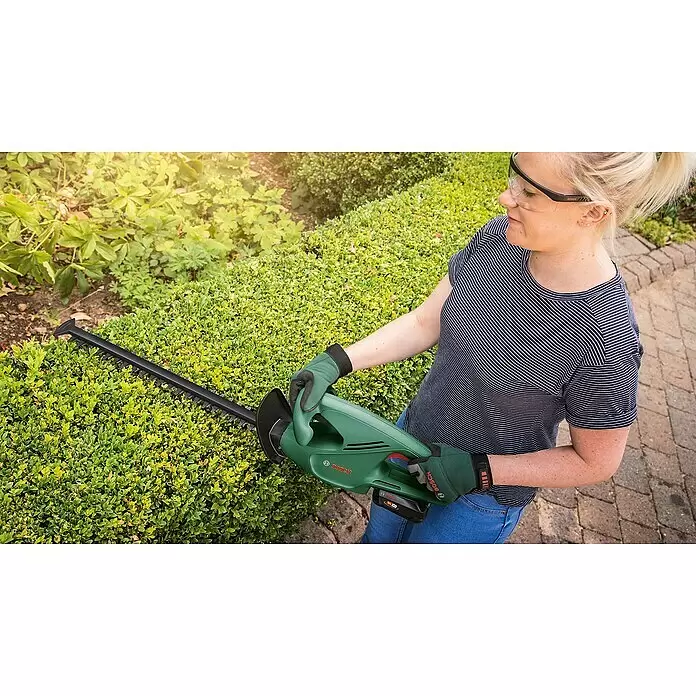 Bosch Power for All 18V Akku-Heckenschere EasyHedgeCut 18V-45 - 18 V, Li-Ionen, Ohne Akku, Schnittlänge: 40 cm - Anwendungsbeispiel