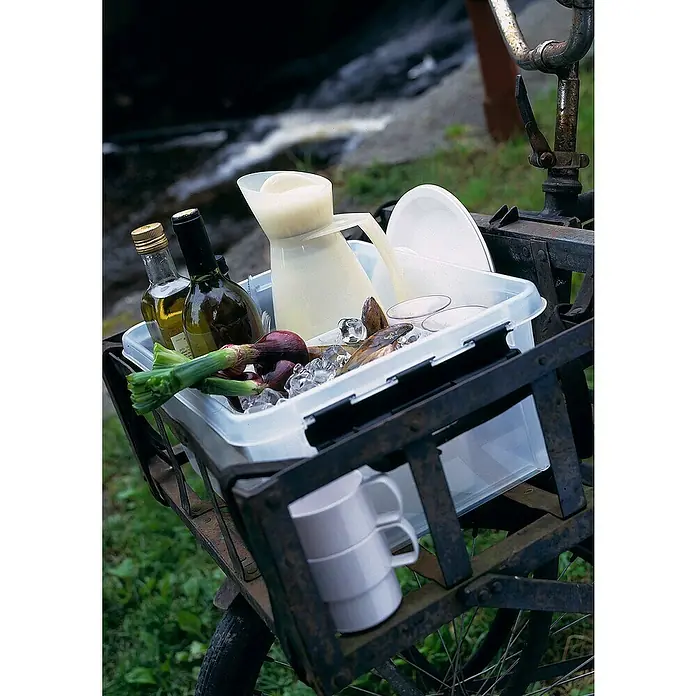 SmartStore Aufbewahrungsbox Classic 31 - L x B x H: 50 x 39 x 26 cm, Kunststoff, Transparent - Ein Fahrradkorb voller Picknickutensilien wie Milch, Wein, Gemüse und Geschirr für ein entspanntes Essen im Freien.