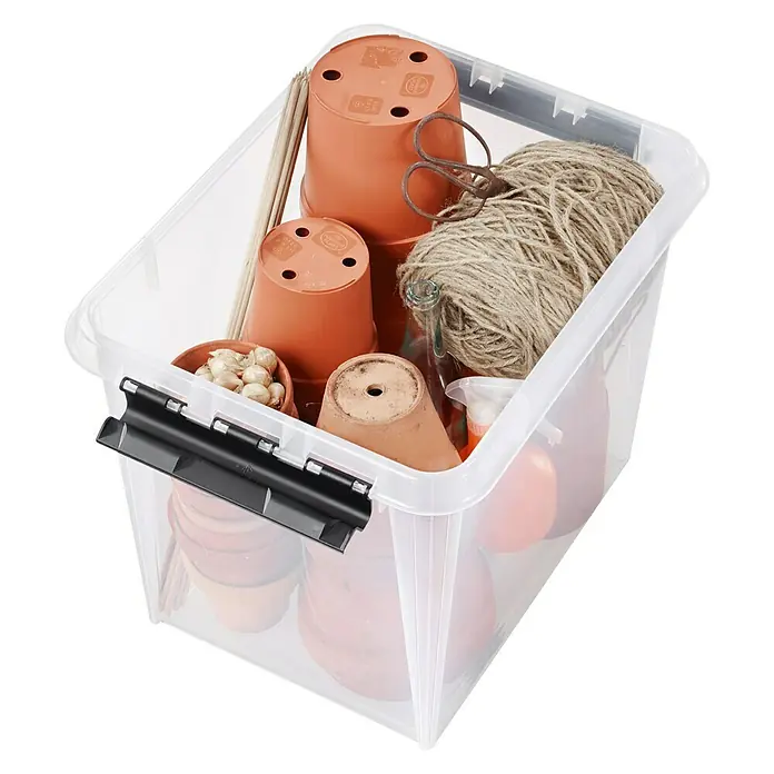 SmartStore Aufbewahrungsbox Classic 50 - L x B x H: 50 x 39 x 41 cm, Kunststoff, Transparent - Klarsichtbox gefüllt mit Tontöpfen, Gartengeräten und einer Schnur, ideal für die Gartenarbeit.