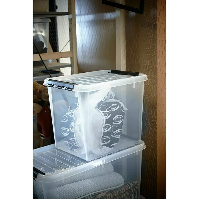 SmartStore Aufbewahrungsbox Classic 50 - L x B x H: 50 x 39 x 41 cm, Kunststoff, Transparent - Zwei transparente Kunststoffbehälter mit schwarzen Verschlüssen, der obere gefüllt mit einem Kissen, der untere mit Textilien.
