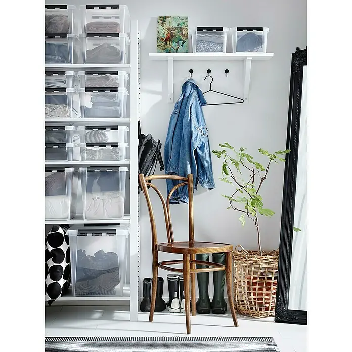 SmartStore Aufbewahrungsbox Classic 50 - L x B x H: 50 x 39 x 41 cm, Kunststoff, Transparent - Eine Garderobe mit transparenten Aufbewahrungsboxen, einer Holzbank, einer Pflanze und einem Spiegel, die Stauraum und Organisation bietet.