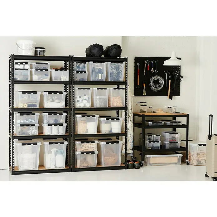 SmartStore Aufbewahrungsbox Classic 46 - L x B x H: 60 x 40 x 31 cm, Kunststoff, Transparent - Ein Regal mit transparenten Aufbewahrungsboxen und anderen Gegenständen. Es bietet eine organisierte Aufbewahrungslösung für verschiedene Dinge im Haus.