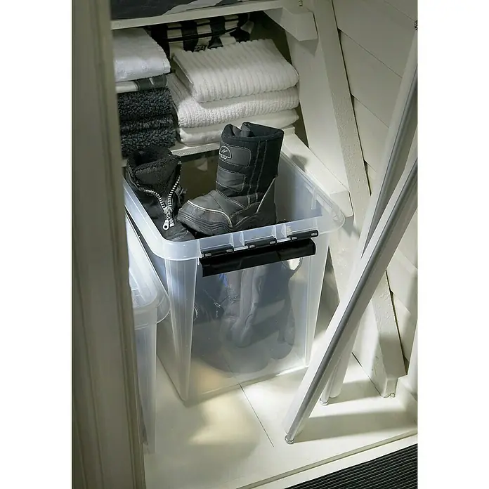 SmartStore Aufbewahrungsbox Classic 50 - L x B x H: 50 x 39 x 41 cm, Kunststoff, Transparent - Eine transparente Aufbewahrungsbox mit schwarzen Winterstiefeln in einem Schrank. Ideal für die saisonale Lagerung von Schuhen und Kleidung.