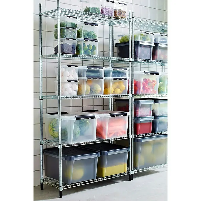 SmartStore Aufbewahrungsbox Classic 14 - L x B x H: 40 x 30 x 18 cm, Kunststoff, Transparent - Regaleinheit mit einer Vielzahl von durchsichtigen Vorratsbehältern unterschiedlicher Größe, gefüllt mit verschiedensten Lebensmitteln, vor weißem Fliesenhintergrund.