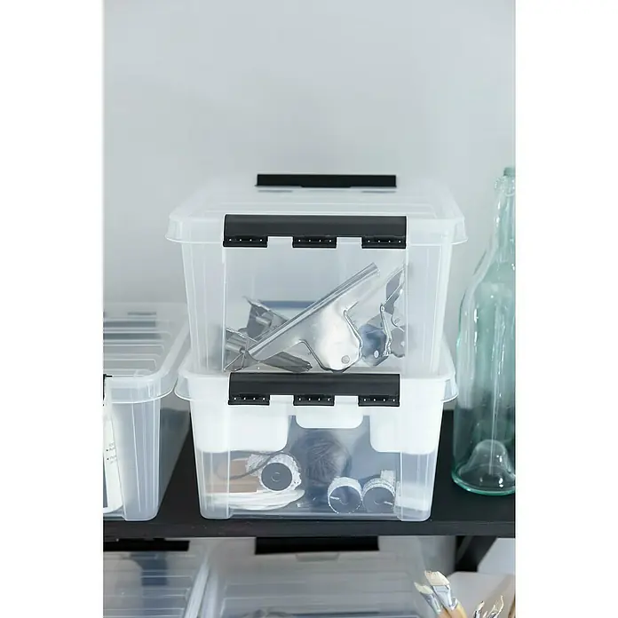 SmartStore Aufbewahrungsbox Classic 7 - L x B x H: 28 x 28 x 17 cm, Kunststoff, Transparent - Gestapelte, durchsichtige Aufbewahrungsboxen mit schwarzen Verschlüssen, gefüllt mit Büroklammern und Bastelmaterialien, die auf einem Regal stehen.