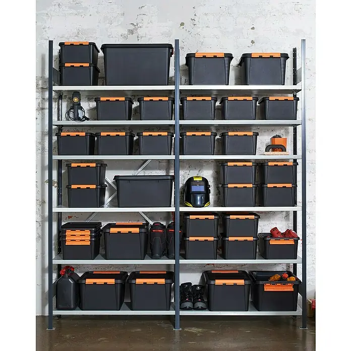 SmartStore Aufbewahrungsbox Pro 49 - L x B x H: 59 x 39 x 34 cm, Kunststoff, Schwarz - Bild eines Regals voller schwarzer Aufbewahrungsboxen mit orangefarbenen Akzenten, ideal für die Organisation von Werkzeugen und Zubehör.