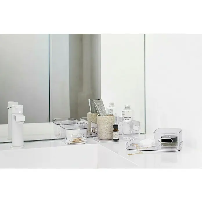 SmartStore Aufbewahrungsbox Compact - L x B x H: 14,5 x 9 x 6 cm, Kunststoff, Transparent - Eine Nahaufnahme eines Badezimmers mit verschiedenen Badutensilien, die ordentlich auf einem sauberen Waschbecken angeordnet sind.