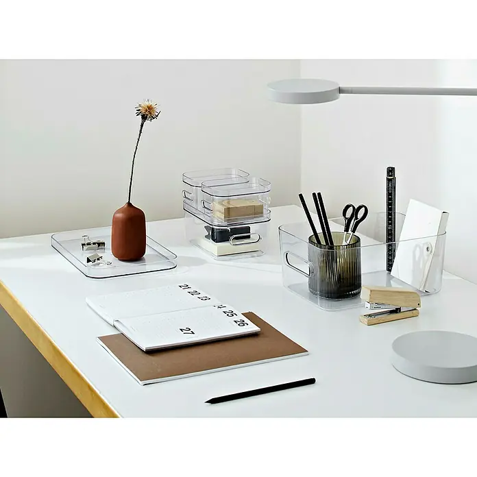 SmartStore Aufbewahrungsbox Compact - L x B x H: 20 x 14 x 7,5 cm, Kunststoff, Transparent - Produktaufnahme eines Schreibtisches mit durchsichtigen Aufbewahrungsboxen, Schreibutensilien und einem Notizbuch.