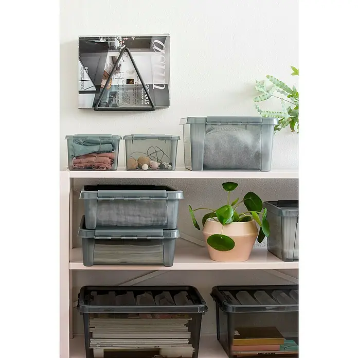 SmartStore Aufbewahrungsbox Colour 14 - L x B x H: 40 x 30 x 18 cm, Kunststoff, Grau - Aufbewahrungsboxen aus Kunststoff in verschiedenen Größen stehen auf einem weißen Regal und bieten viel Stauraum für diverse Gegenstände.