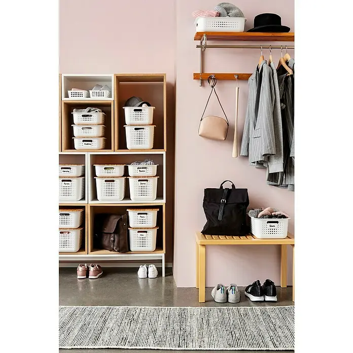 SmartStore Aufbewahrungsbox Basket Recycled 13 - L x B x H: 37 x 28 x 20 cm, Weiß - Aufbewahrungslösung mit weißen Korbbehältern und Kleidung an einer Kleiderstange vor einer rosafarbenen Wand für ein stilvolles Erscheinungsbild.
