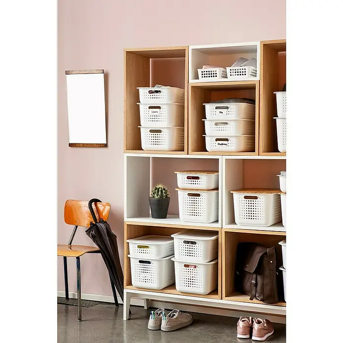 SmartStore Aufbewahrungsbox Basket Recycled 13 - L x B x H: 37 x 28 x 20 cm, Weiß - Ordentliche Aufbewahrung mit weißen Kunststoffkörben im Holzregal. Praktisch beschriftet für einfache Organisation.