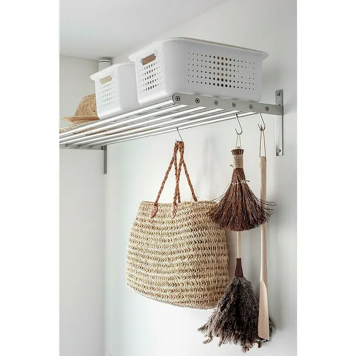 SmartStore Aufbewahrungsbox Basket Recycled 10 - L x B x H: 37 x 28 x 15 cm, Weiß - Aufnahme eines Regals mit Aufbewahrungskörben, einer Strohtasche und verschiedenen Reinigungsbürsten, die an Haken hängen.