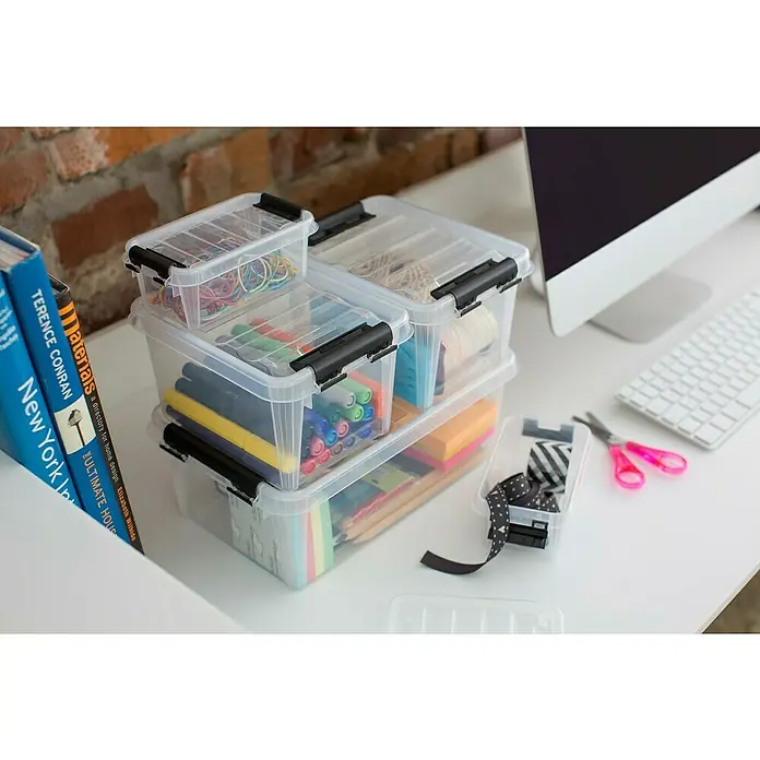 SmartStore Aufbewahrungsbox Classic 4 - L x B x H: 30 x 19 x 11 cm, Kunststoff, Transparent - Übersichtliche, transparente Aufbewahrungsboxen mit Büromaterialien gestapelt auf einem Schreibtisch. Ideal für Organisation im Büro.