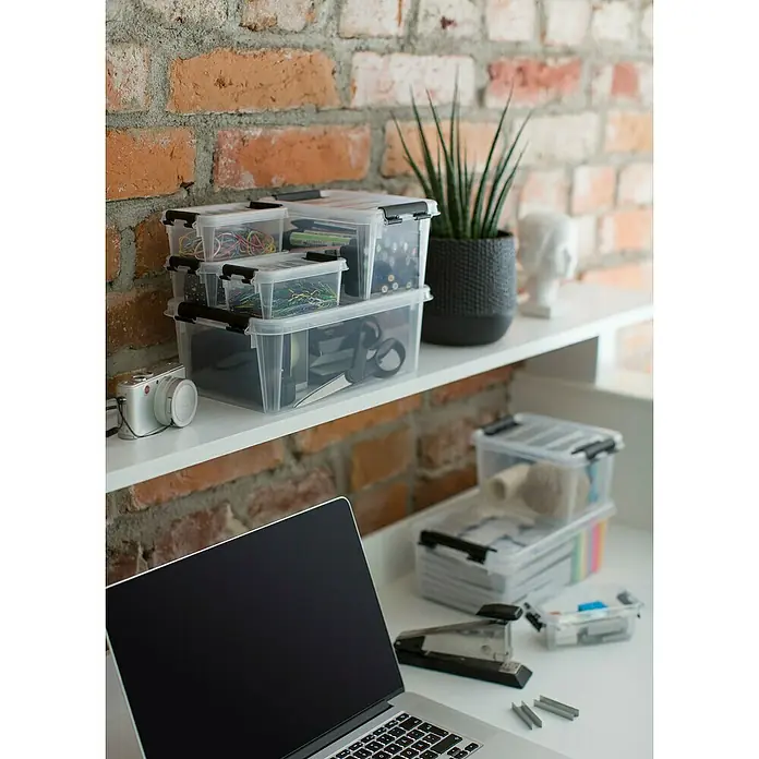 SmartStore Aufbewahrungsbox Classic 0,3 - L x B x H: 15 x 9 x 6 cm, Kunststoff, Transparent - Auf dem Schreibtisch stehen mehrere durchsichtige Aufbewahrungsboxen mit schwarzem Verschluss, ideal zur Büroorganisation und Aufbewahrung.