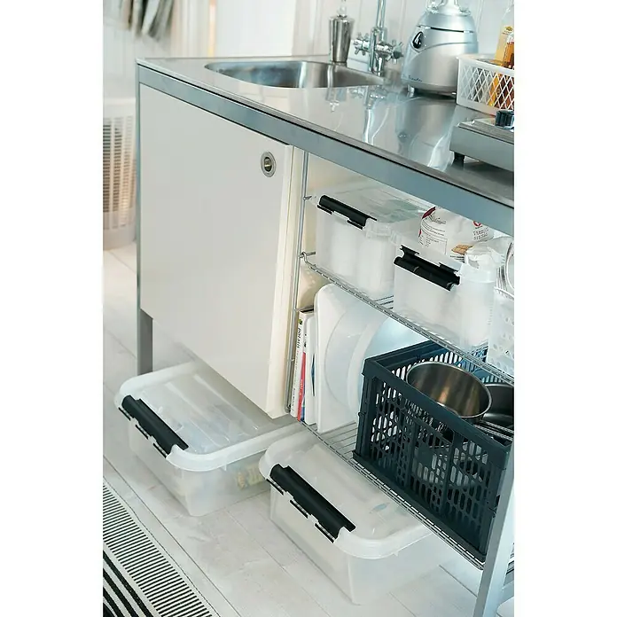 SmartStore Aufbewahrungsbox Classic 30 - L x B x H: 72 x 40 x 20 cm, Kunststoff, Transparent - Küchenspüle mit weißem Schrank und transparenten Aufbewahrungsboxen darunter, ideal zur Küchenorganisation und Aufbewahrung.