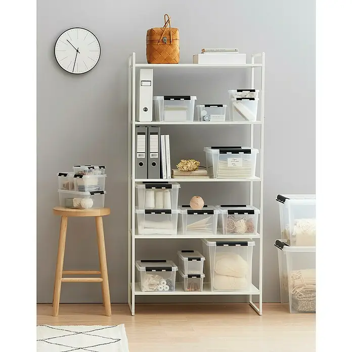 SmartStore Aufbewahrungsbox Classic 66 - L x B x H: 59 x 39 x 43 cm, Kunststoff, Transparent - Regal mit transparenten Aufbewahrungsboxen, die Wolle, Garn und Bastelbedarf enthalten. Eine Uhr und ein Hocker sind ebenfalls abgebildet.