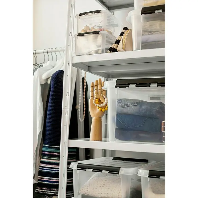 SmartStore Aufbewahrungsbox Classic 2 - L x B x H: 21 x 17 x 11 cm, Kunststoff, Transparent - Aufbewahrungsboxen aus Kunststoff in einem weißen Regalsystem. Die transparenten Boxen bieten praktischen Stauraum.