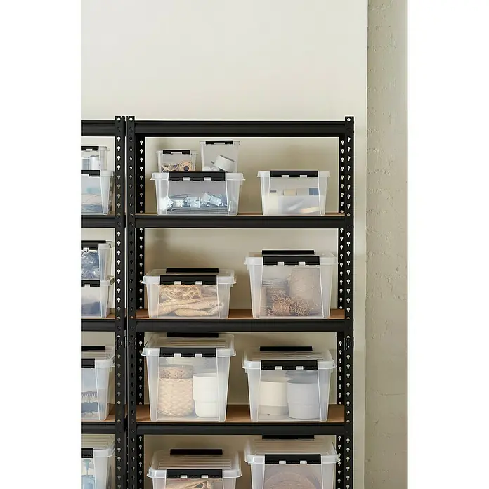 SmartStore Aufbewahrungsbox Classic 2 - L x B x H: 21 x 17 x 11 cm, Kunststoff, Transparent - Auf einem schwarzen Regal stehen mehrere transparente Aufbewahrungsboxen mit schwarzen Verschlüssen, die verschiedene Gegenstände enthalten.
