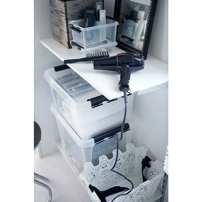 SmartStore Aufbewahrungsbox Classic 2 - L x B x H: 21 x 17 x 11 cm, Kunststoff, Transparent - Eine Nahaufnahme von einem schwarzen Fön mit Bürste auf einem weißen Regal mit Aufbewahrungsboxen und einem Spiegel im Hintergrund.