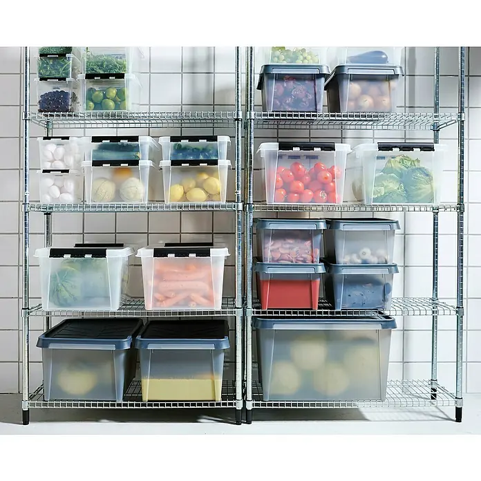 SmartStore Aufbewahrungsbox Classic 7,5 - L x B x H: 40 x 30 x 11 cm, Kunststoff, Transparent - Organisierte Vorratskammer mit durchsichtigen Aufbewahrungsboxen, die verschiedene Lebensmittel auf einem stabilen Metallregal enthalten.