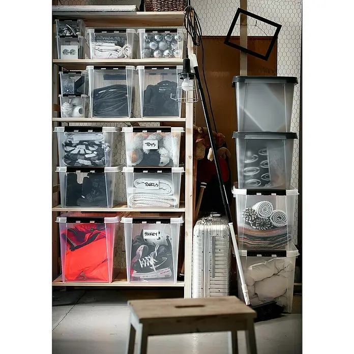 SmartStore Aufbewahrungsbox Classic 25 - L x B x H: 40 x 30 x 32 cm, Kunststoff, Transparent - Ein Foto von einem Regal voller durchsichtiger Aufbewahrungsboxen mit verschiedenen Gegenständen, darunter Spielzeug, Handtücher und Hockeysachen.