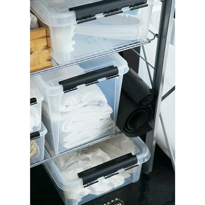 SmartStore Aufbewahrungsbox Classic 20 - L x B x H: 50 x 39 x 18 cm, Kunststoff, Transparent - Aufnahme von drei klaren Aufbewahrungsboxen mit schwarzen Griffen, die in einem Regal aufbewahrt werden und verschiedene Gegenstände enthalten.