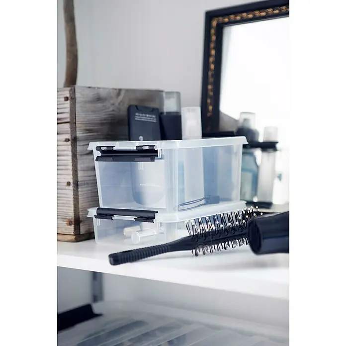SmartStore Aufbewahrungsbox Classic 1 - L x B x H: 21 x 17 x 6 cm, Kunststoff, Transparent - Aufnahme von zwei durchsichtigen Aufbewahrungsboxen aus Kunststoff mit schwarzen Akzenten, die auf einem Regal stehen.