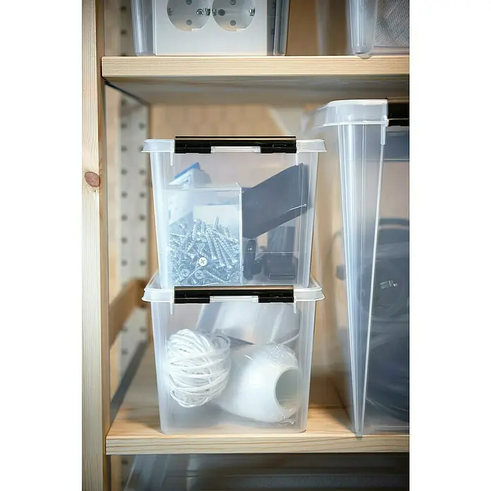 SmartStore Aufbewahrungsbox Classic 3 - L x B x H: 21 x 17 x 15 cm, Kunststoff, Transparent - Transparente Aufbewahrungsboxen auf einem Holzregal. Ideal zur Organisation von Schrauben, Werkzeugen und Bastelmaterialien.