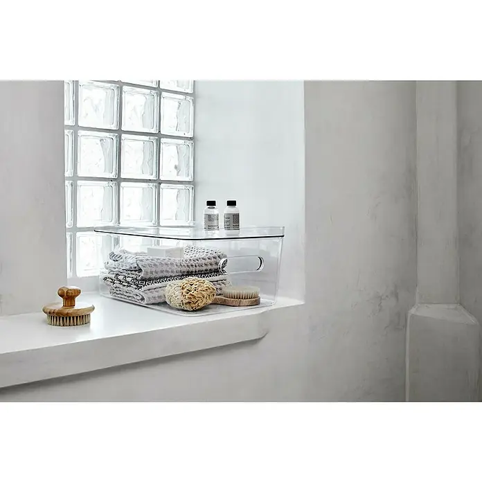 SmartStore Aufbewahrungsbox Compact - L x B x H: 41 x 28,7 x 15,5 cm, Kunststoff, Transparent - Ein durchsichtiger Behälter mit Handtüchern, Schwamm, Bürste und zwei kleinen Flaschen auf einem Fensterbrett.