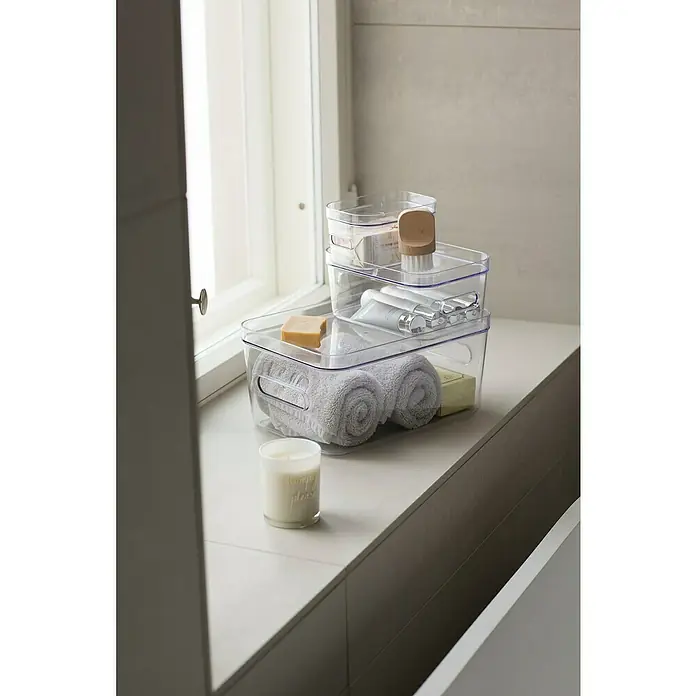 SmartStore Aufbewahrungsbox Compact - L x B x H: 41 x 28,7 x 15,5 cm, Kunststoff, Transparent - Ordentlich gestapelte, transparente Aufbewahrungsboxen im Badezimmer, gefüllt mit Handtüchern und Pflegeprodukten, schaffen Ordnung und Übersicht.