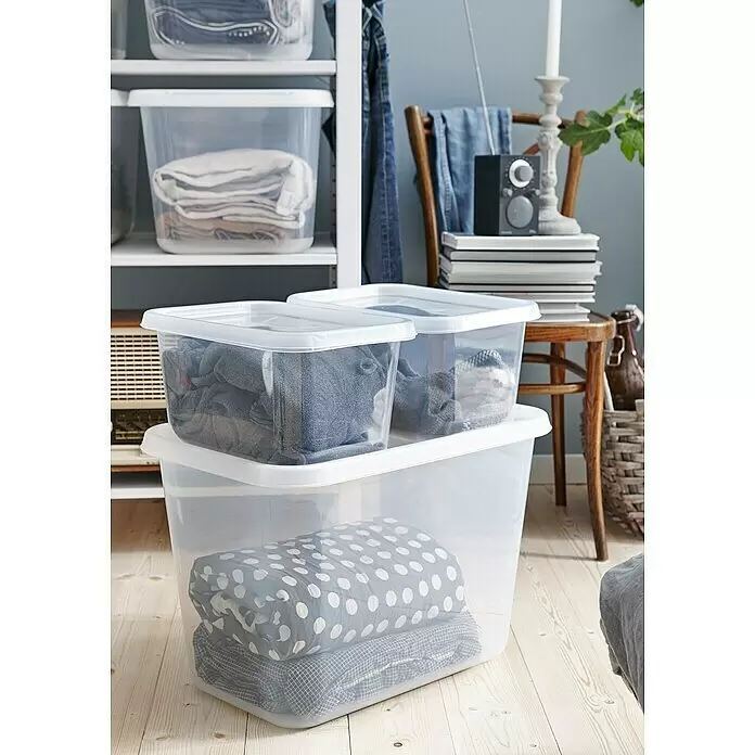 SmartStore Aufbewahrungsbox Basic S - L x B x H: 38 x 27 x 20 cm, 11 l, Mit Deckel - Durchsichtige Plastik-Aufbewahrungsboxen mit weißen Deckeln, gestapelt und in Regalen, gefüllt mit gefalteten Textilien.