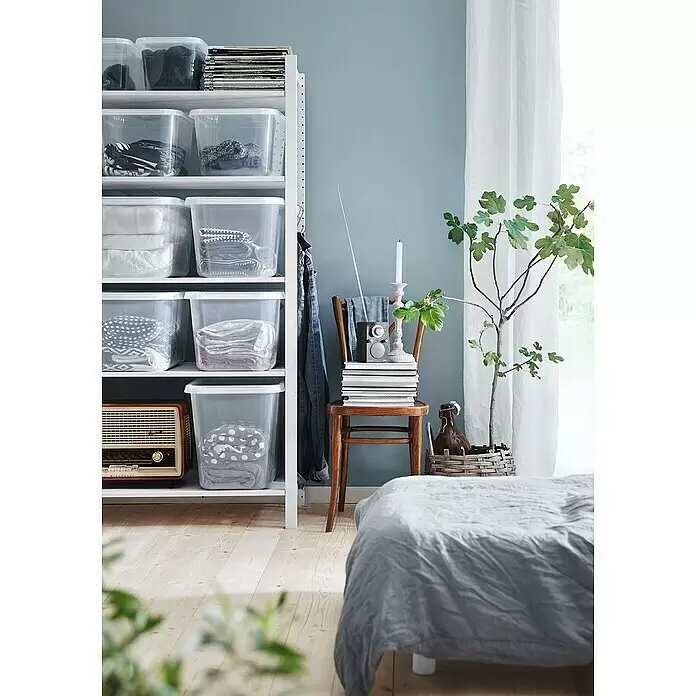 SmartStore Aufbewahrungsbox Basic S - L x B x H: 38 x 27 x 20 cm, 11 l, Mit Deckel - Weißes Regal mit transparenten Plastikaufbewahrungsboxen zur Organisation von Kleidung und Gegenständen in einem Schlafzimmer.