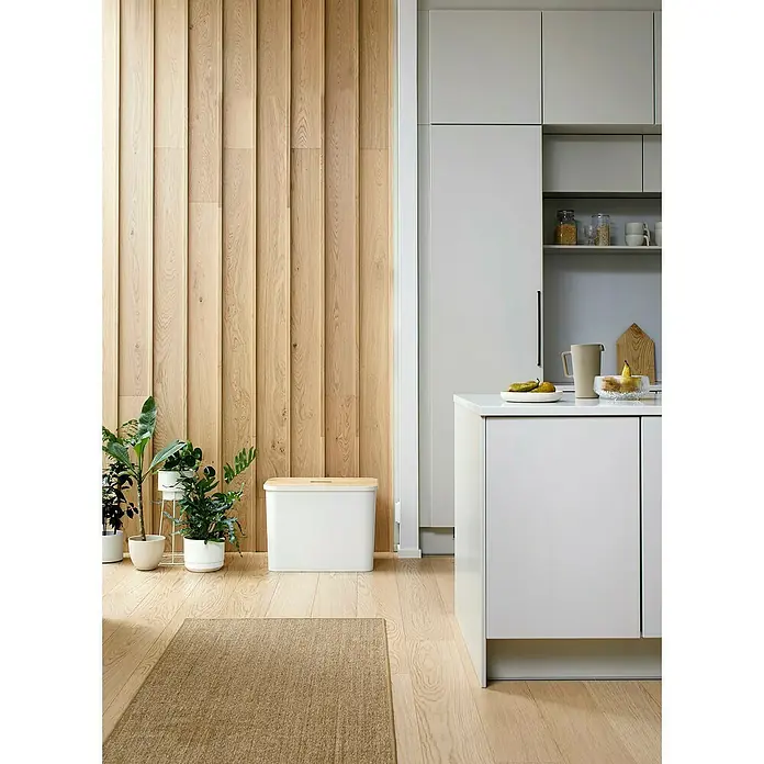 SmartStore Collect Mülltrennsystem - 76 l, Kunststoff, Weiß - Kücheninterieur mit einem weißen Tretabfalleimer und Holzakzenten. Ideal für stilvolle Abfallentsorgung.