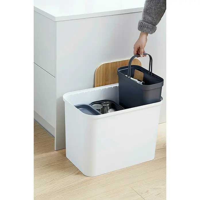 SmartStore Collect Mülltrennsystem - 76 l, Kunststoff, Weiß - Weißer Recyclingbehälter mit grauen Behältern, darunter ein kleinerer mit Dosen und ein großer Behälter mit Griff.