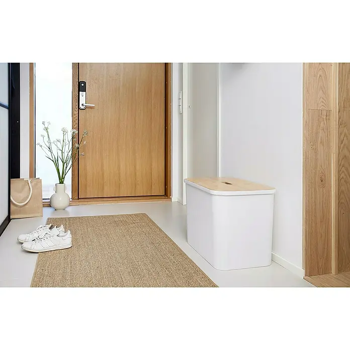SmartStore Collect Mülltrennsystem - 76 l, Kunststoff, Weiß - Eingangsbereich mit minimalistischem Schuhregal und stilvoller Holzbank, kombiniert mit einem einladenden Teppich und eleganten Accessoires.